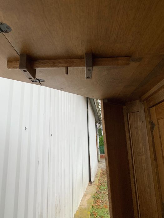 Dębowa narożna witryna .