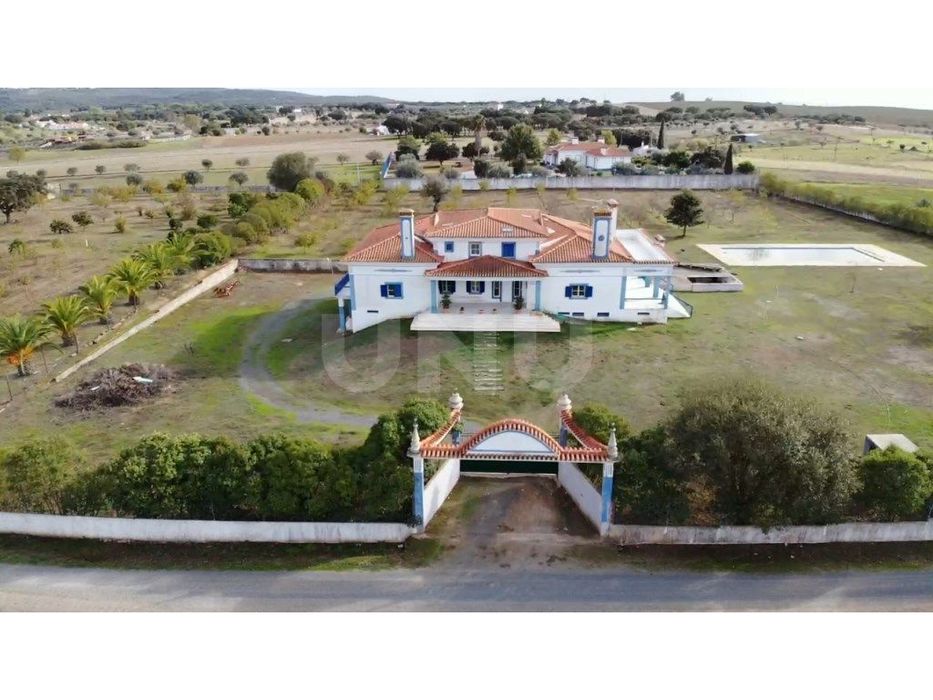 Quinta com 4,8 hectares e casa T9 em Vila Nova da Baronia