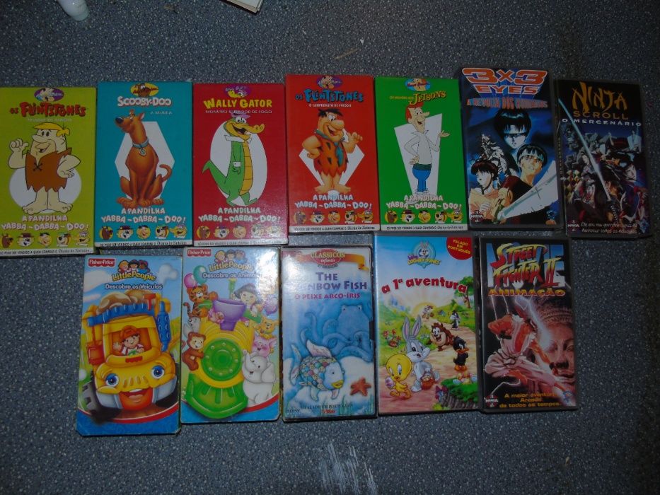 Cassetes VHS de vários filmes e desenhos animados