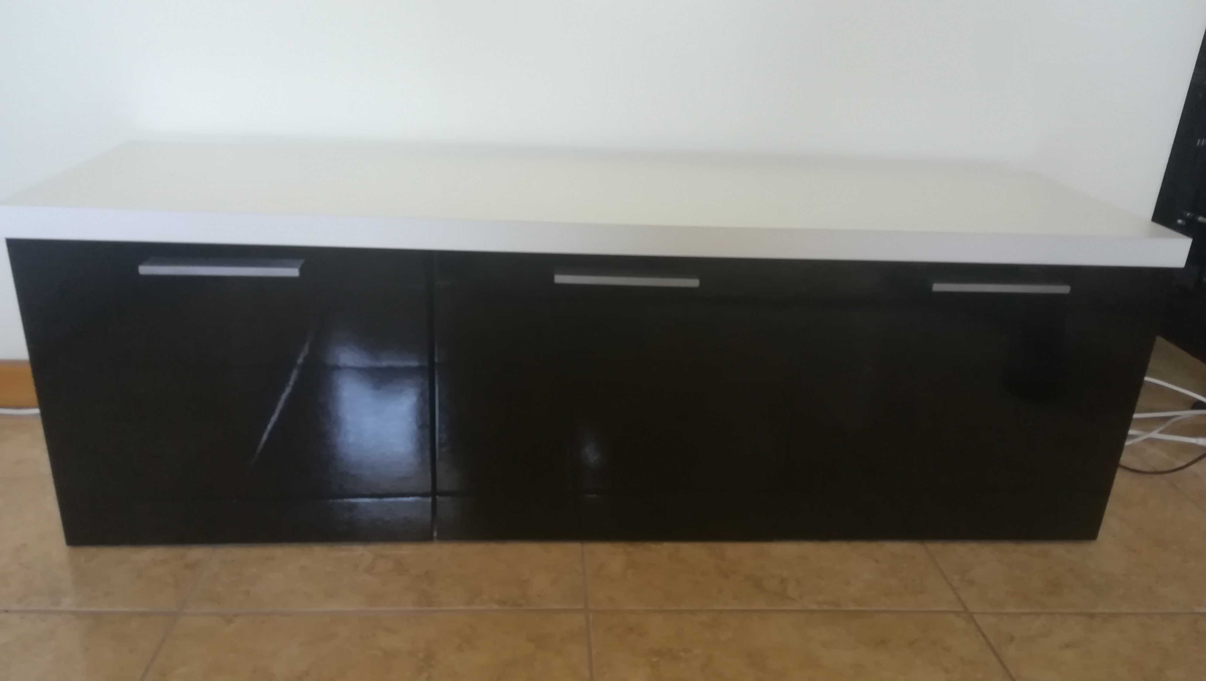 Móvel de sala com diferentes elementos em branco e preto