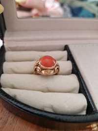 Złoty pierścionek 585 z koralem 5,1g  rozm 10