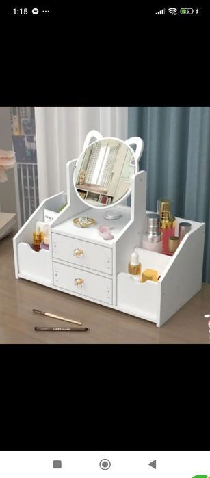 Mini toaletka do makijażu z lusterkiem