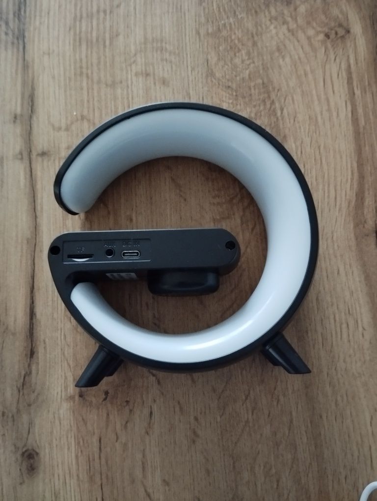 Lampka, zegarek, odtwarzacz muzyki. 3 w 1
