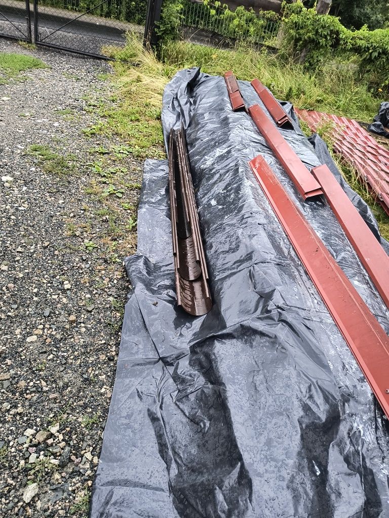 Wiata : blacha i krokwie dachowe oraz rynny