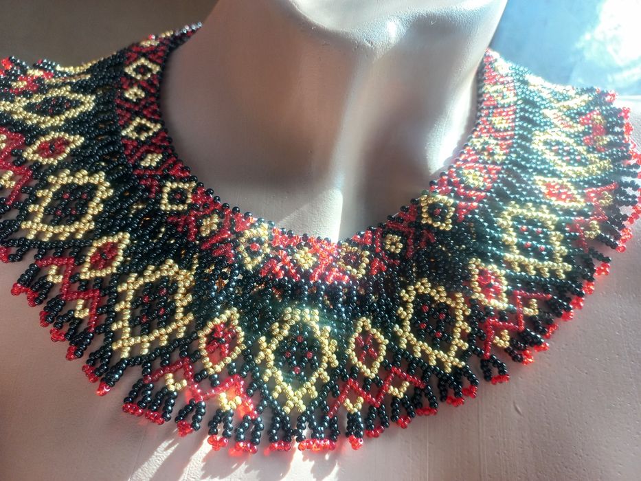 Прикраса на шию з бісеру