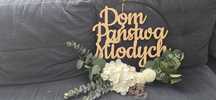 Napis na drzwi "Dom Państwa Młodych"