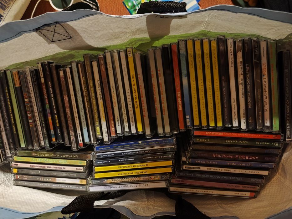 Vendo cerca de 300 CDs