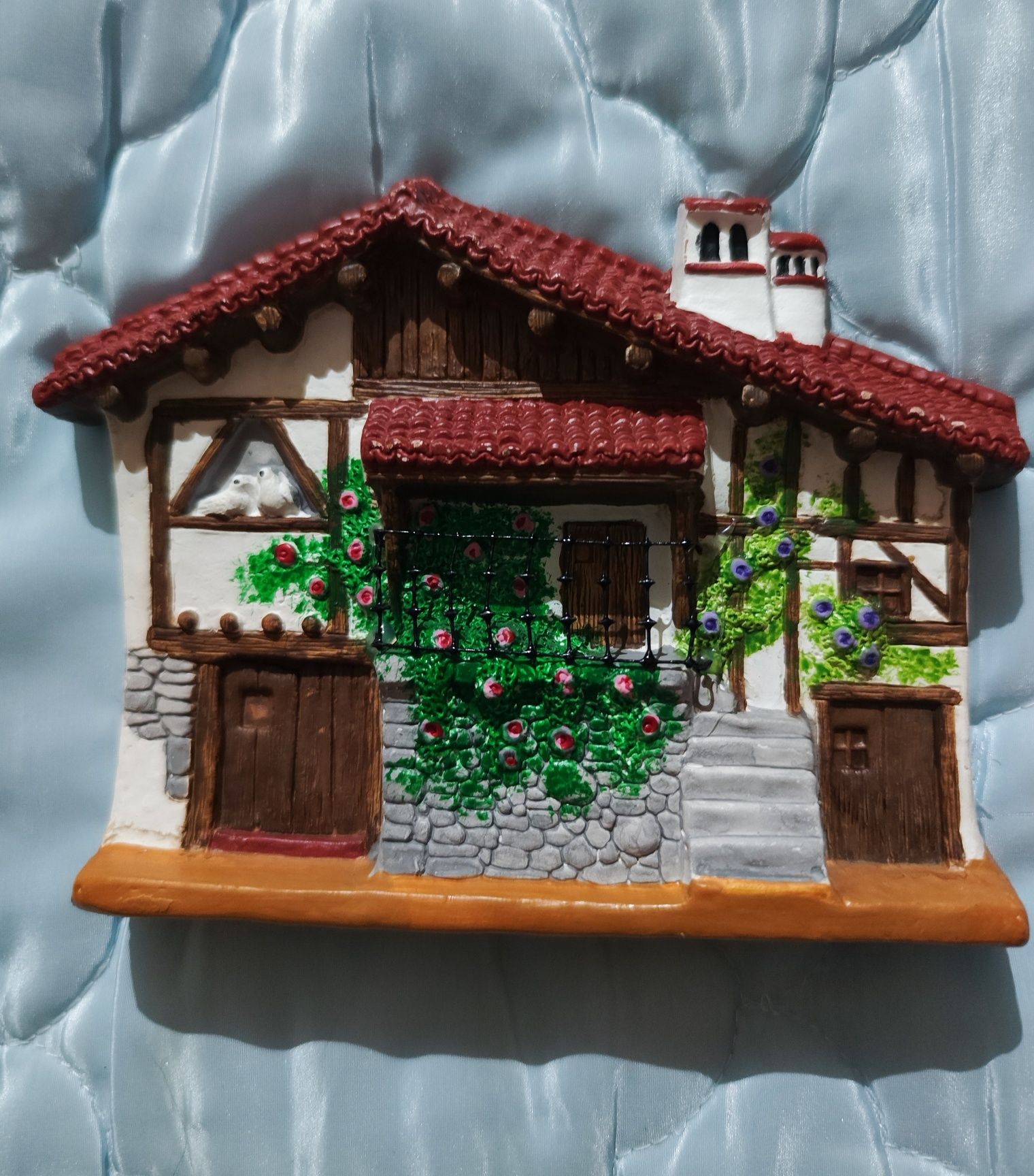 Linda casa artesanal em barro, pintada, da Cerâmica Marquez
