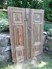 Piękne stare drzwi z mazurskiej chaty