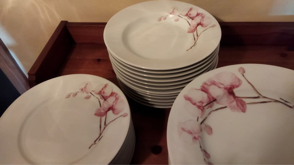 serviço de jantar de porcelana com motivos florais