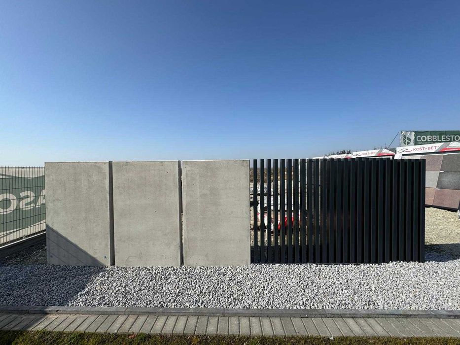 Ogrodzenie palisadowe, grzebieniowe, betonowe przęsła furtki multibox