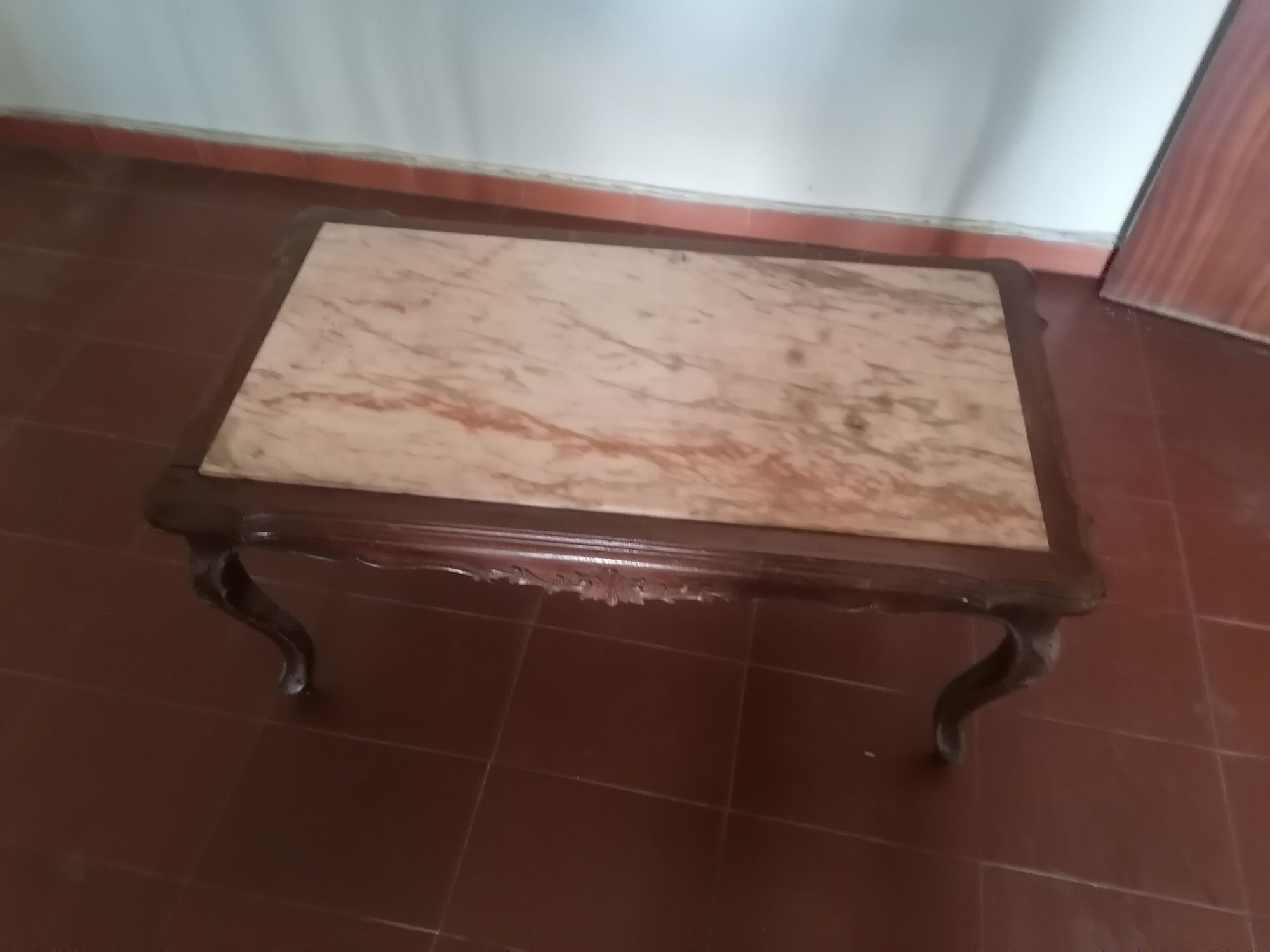 Mesa de centro com tampo em mármore