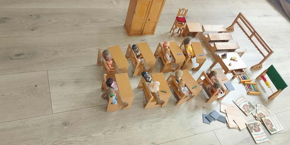 Oryginalna mini szkoła z PRL-u