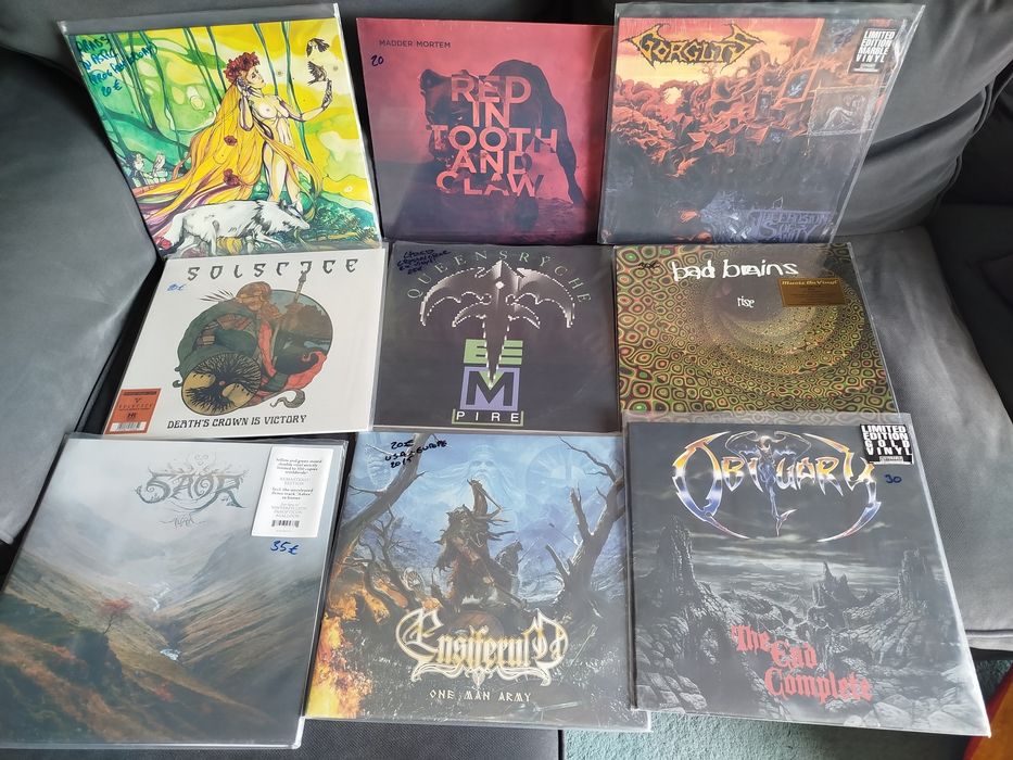 Vários discos de vinil de metal e Hard Rock