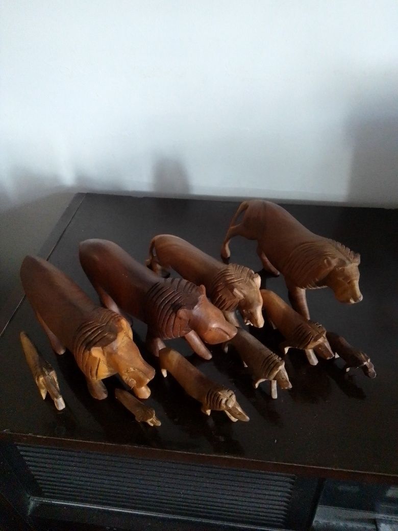 Leões em madeira, artesanato africano.