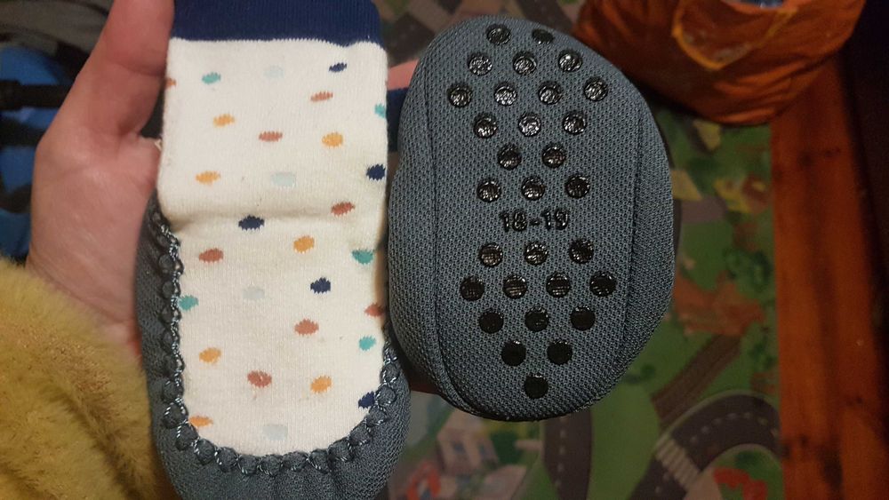 Skarpety antypoślizgowe / kapcie rozmiar 18