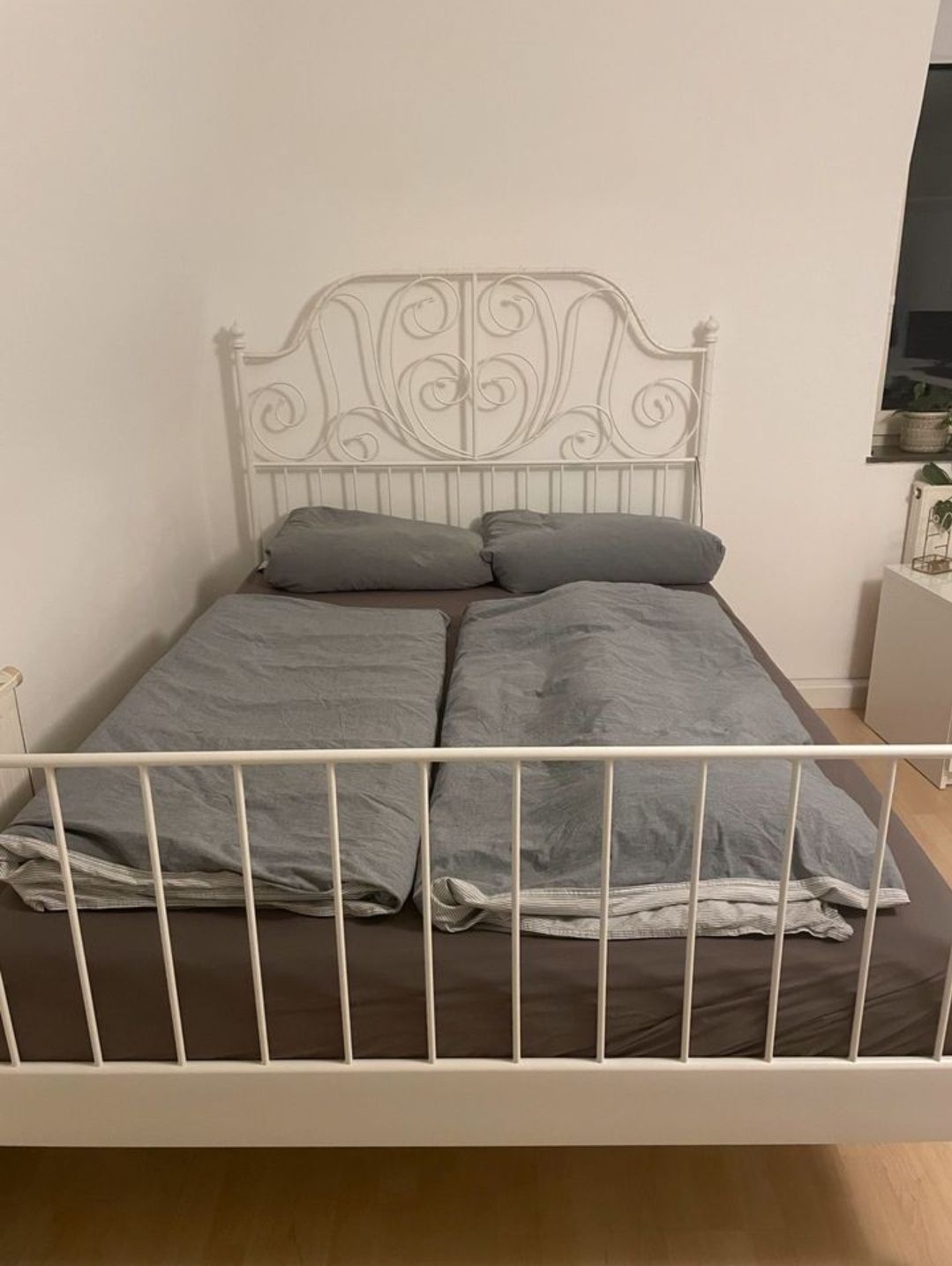 Białe metalowe łóżko Ikea Leirvik 140x200