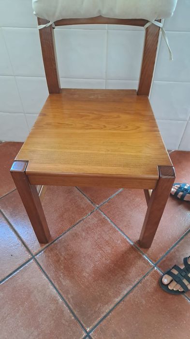 Mesa CERNE com quatro cadeiras