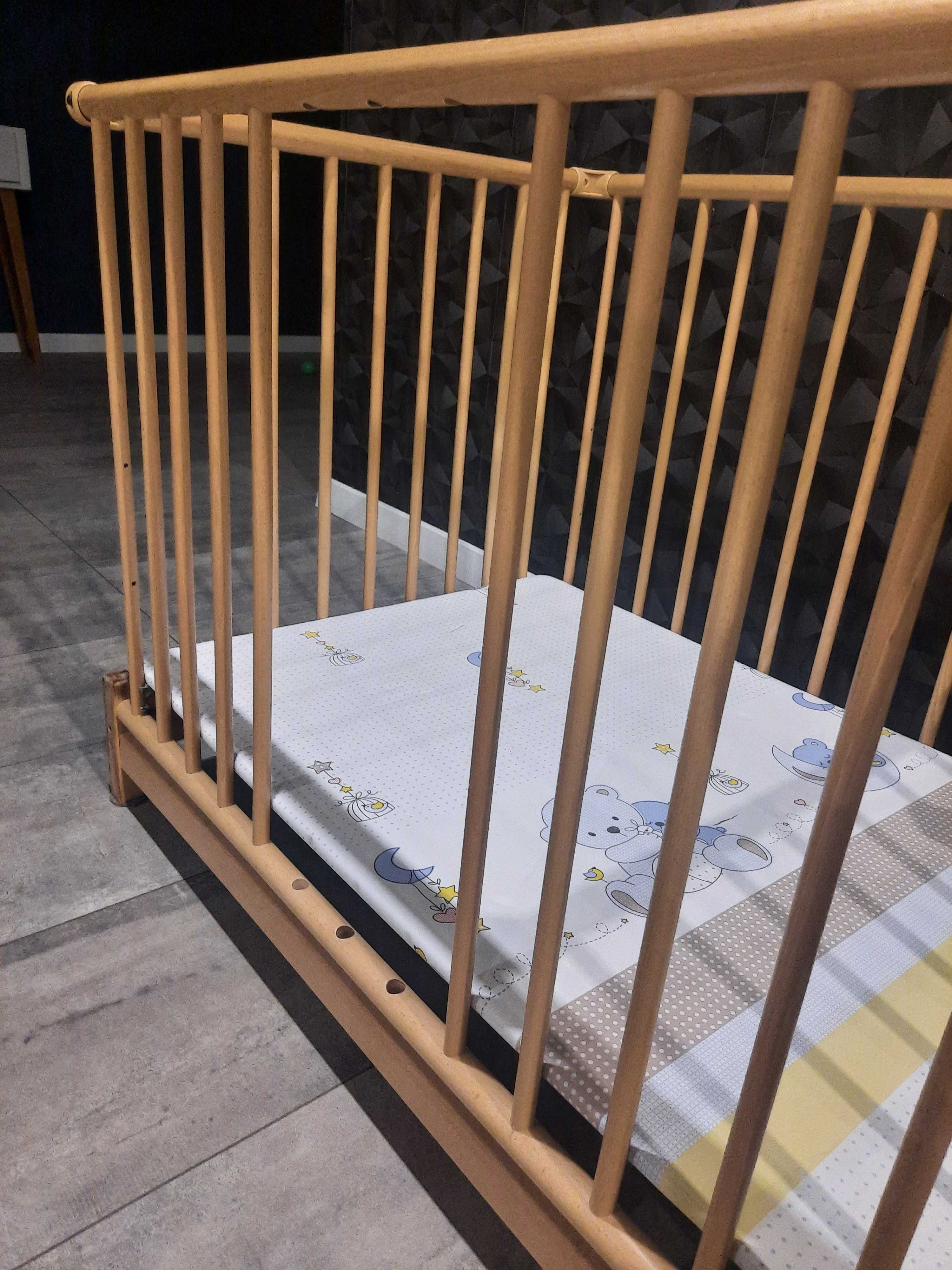 Drewniany kojec łóżeczko dla dziecka firmy Geuther