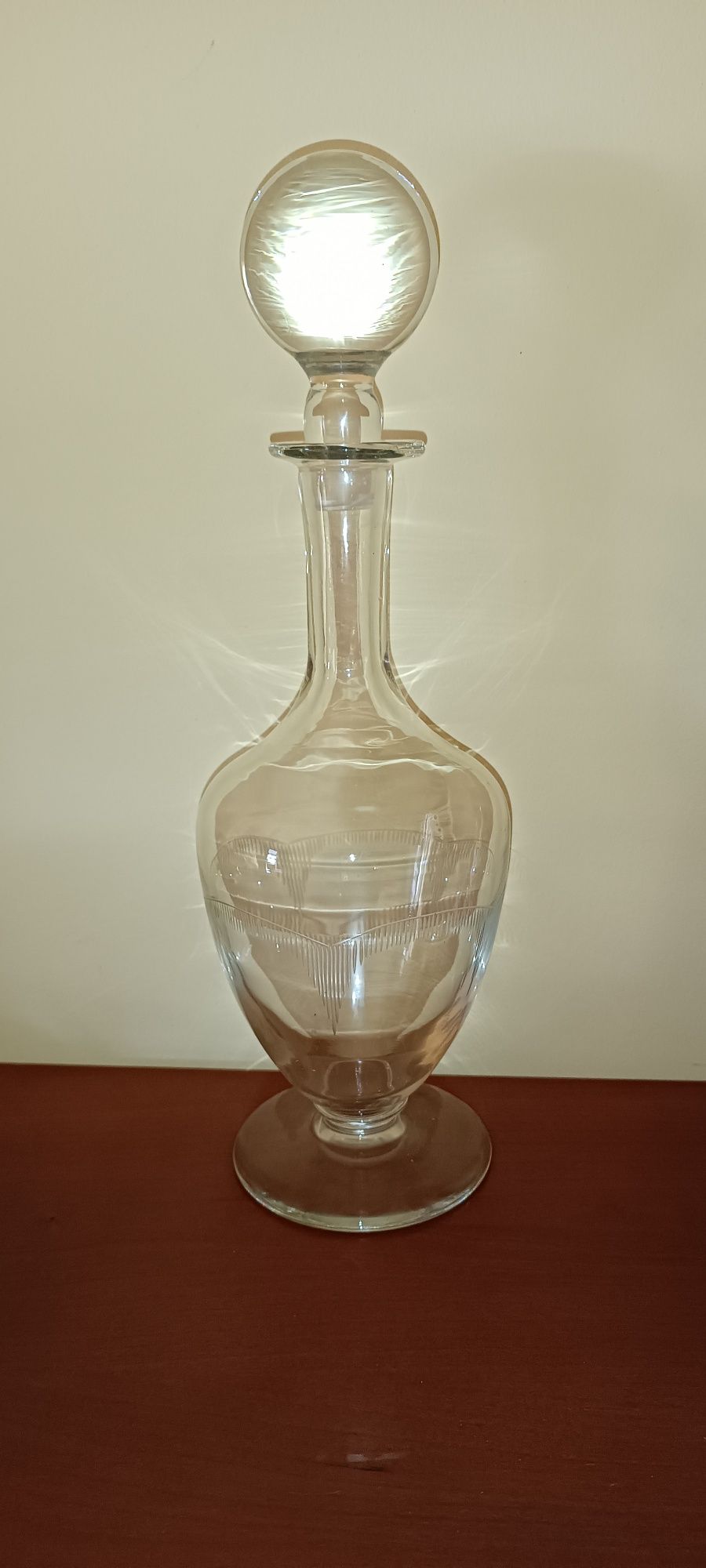 antiga jarra em vidro transparente lapidado