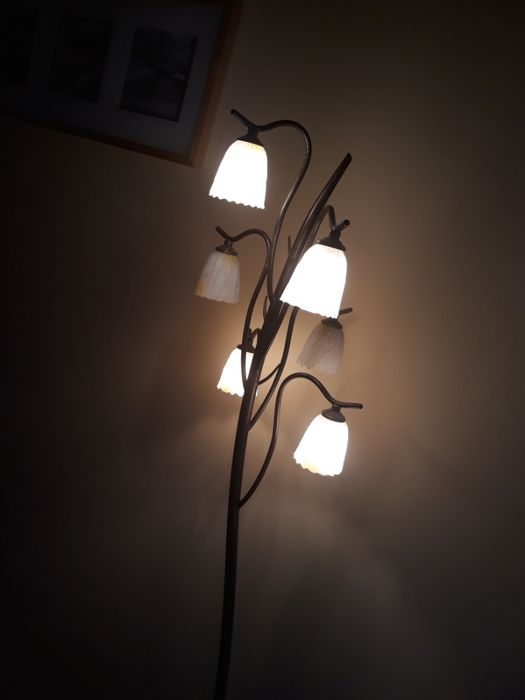 unikalna lampa stojąca