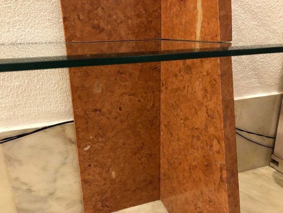 Estante em mármore castanho com prateleiras em vidro