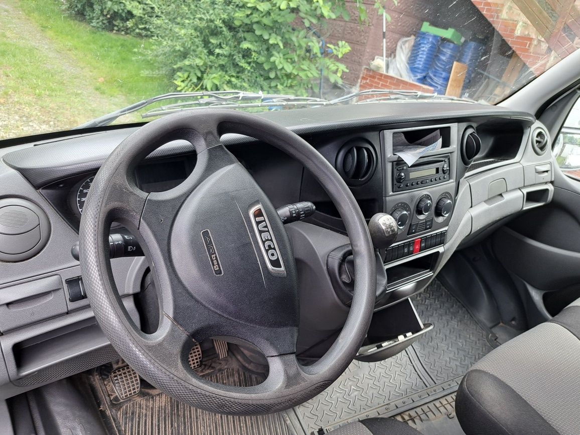 Wynajem busa z kierowcą na godziny Iveco maxi