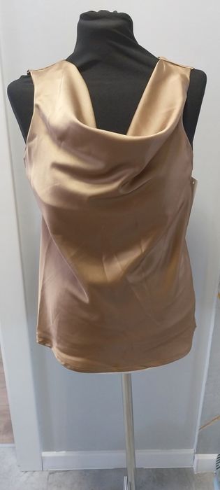 Bluzka top  satynowa pięknie się układa pod żakiet