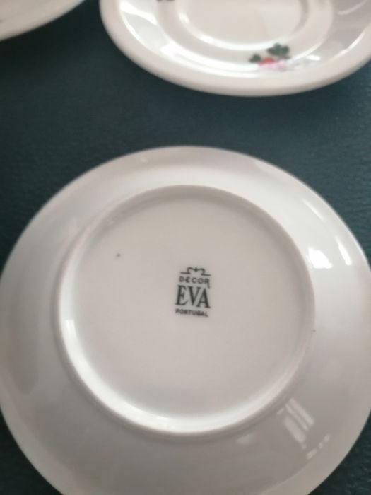 Quatro pratos de porcelana