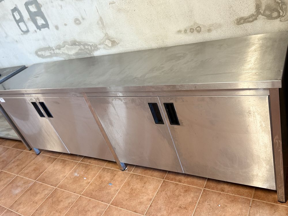 Escaparate em inox T2 com portas
