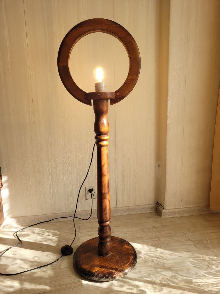 Lampa designerska drewniana podłogowa