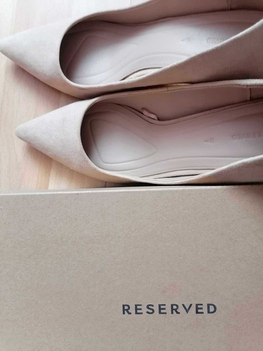 Czółenka Reserved ,pudrowe, zamszowe na słupku rozm. 40