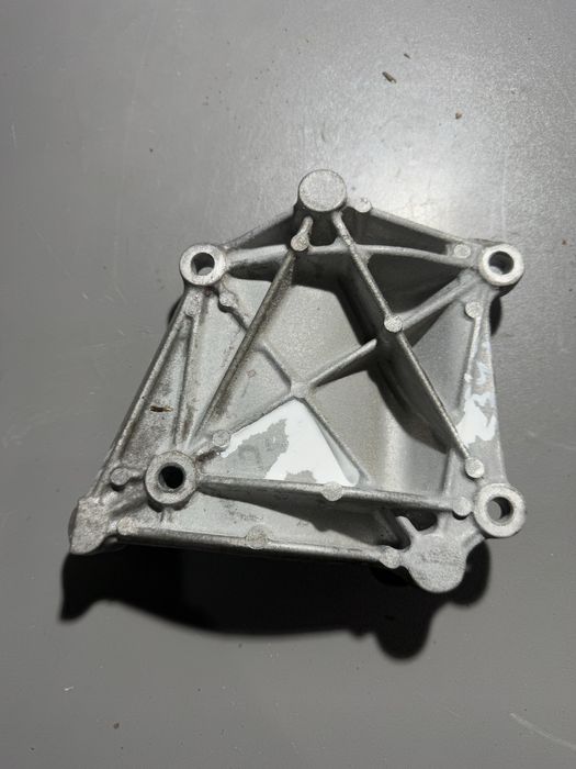 Кріплення компрессора кондиционера jeep cherokee kl 3.2