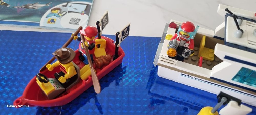 Zestaw Lego City gotowy do płynięcia po podwodną przygodę.