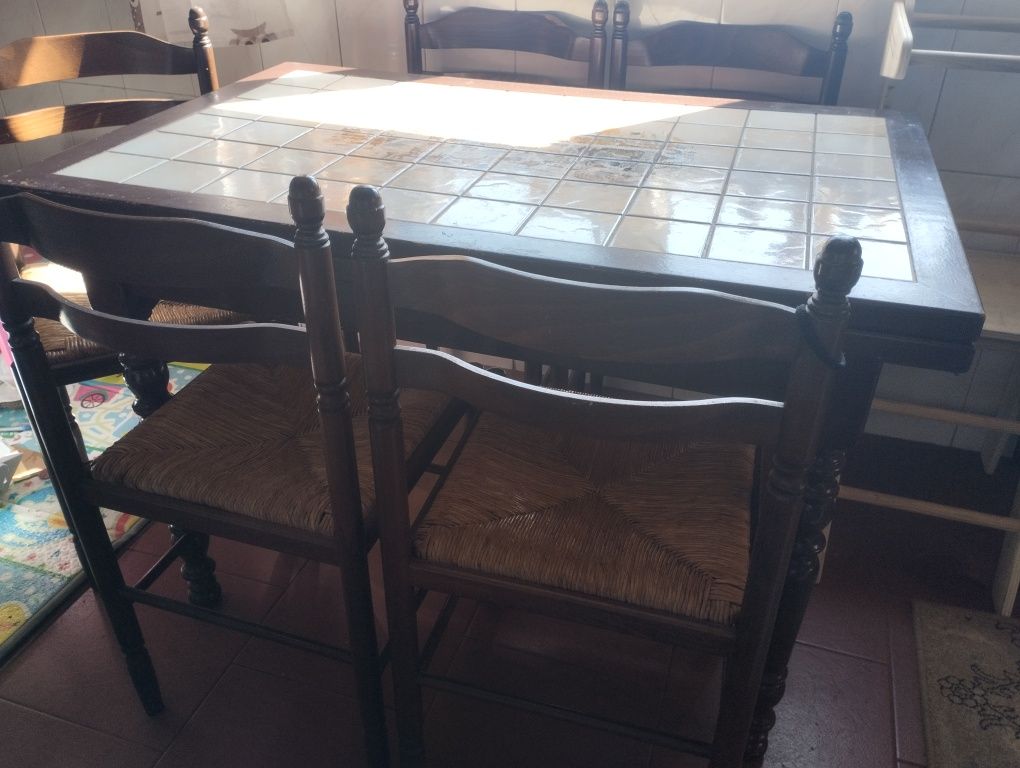 Mesa em madeira maciça com azulejos + 6 cadeiras em madeira