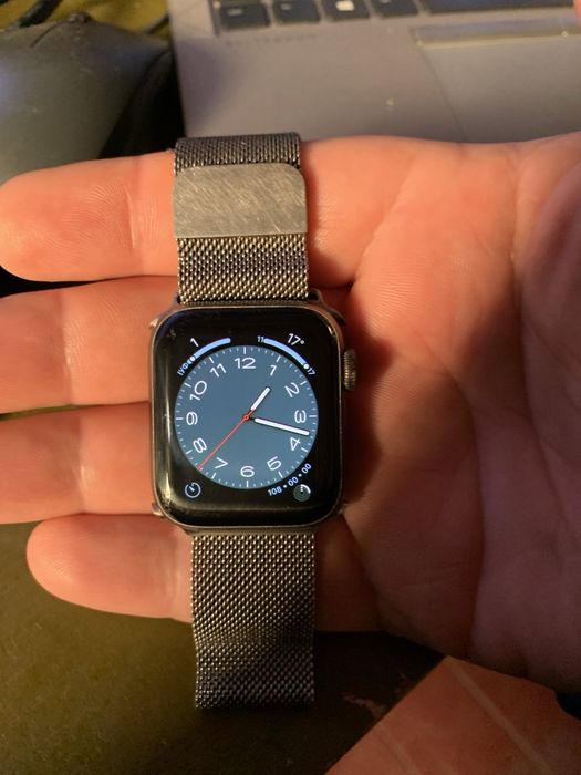 Продам Apple watch серия 5 ,40 мм .
