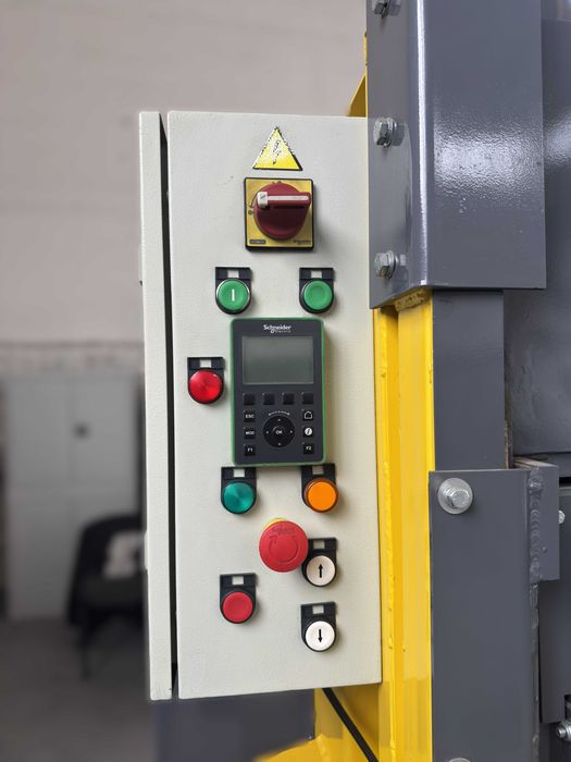 Вертикальний прес для  вторсировини (макулатури)