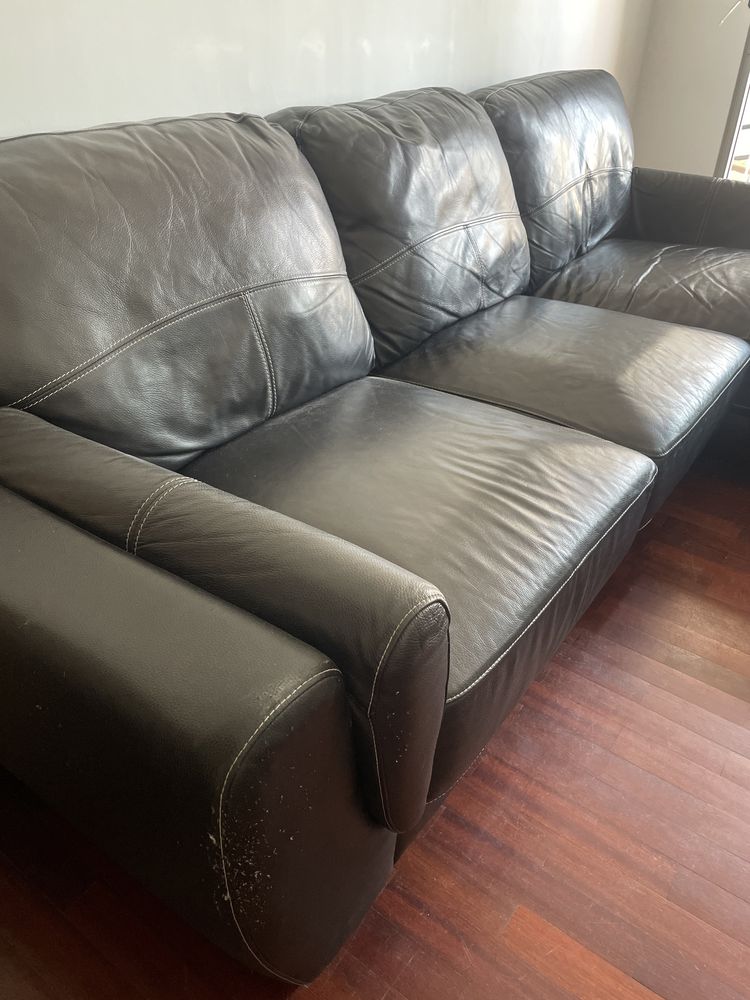 Sofá couro 3 lugares