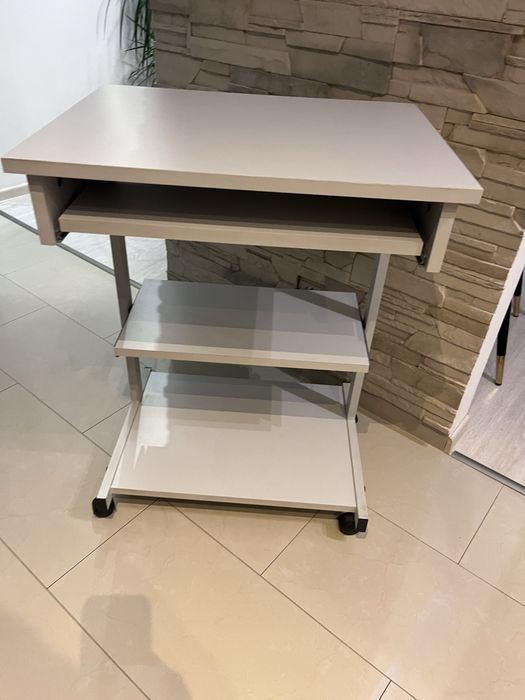 Biurko do komputera szare.