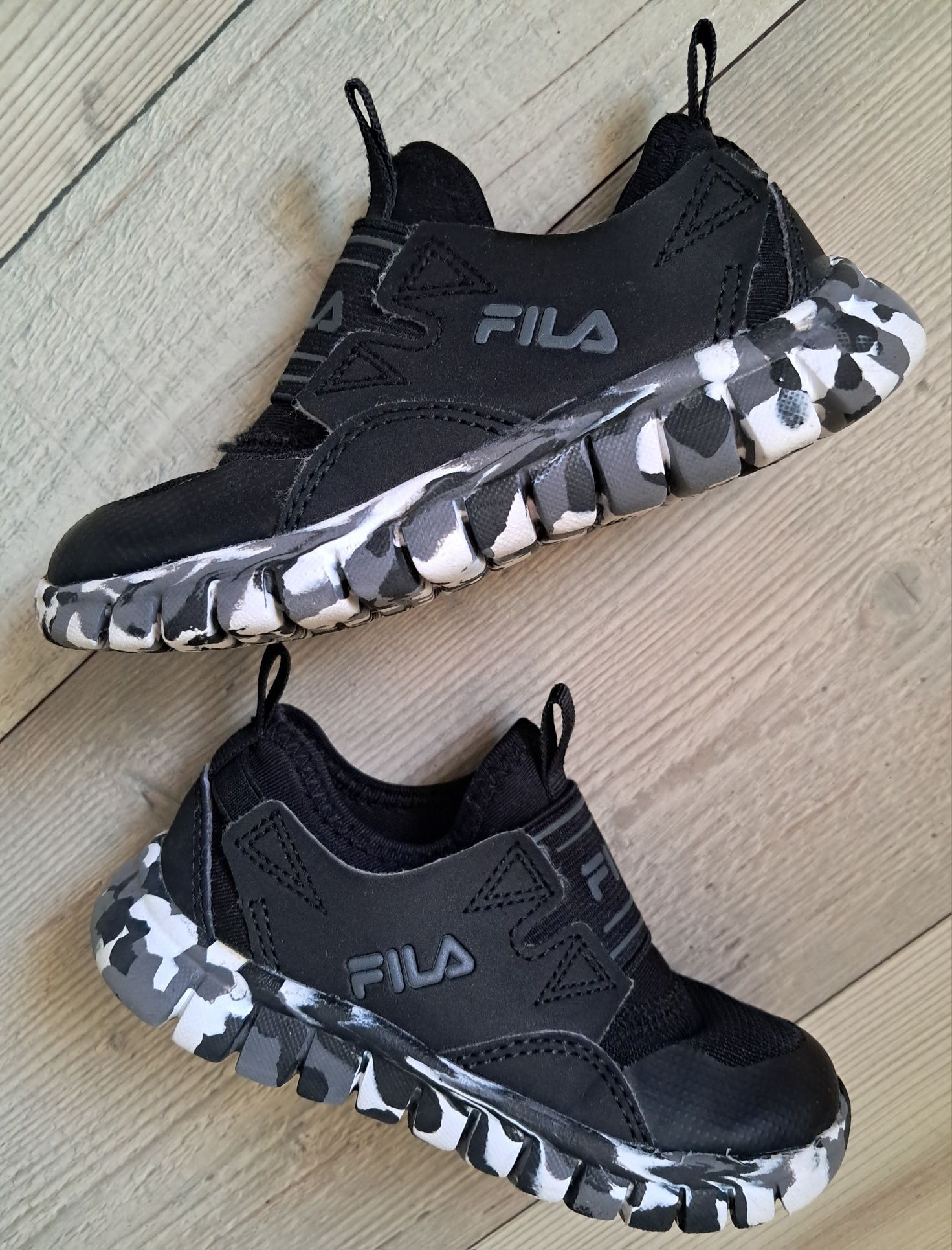 Кросівки FILA (р.25)