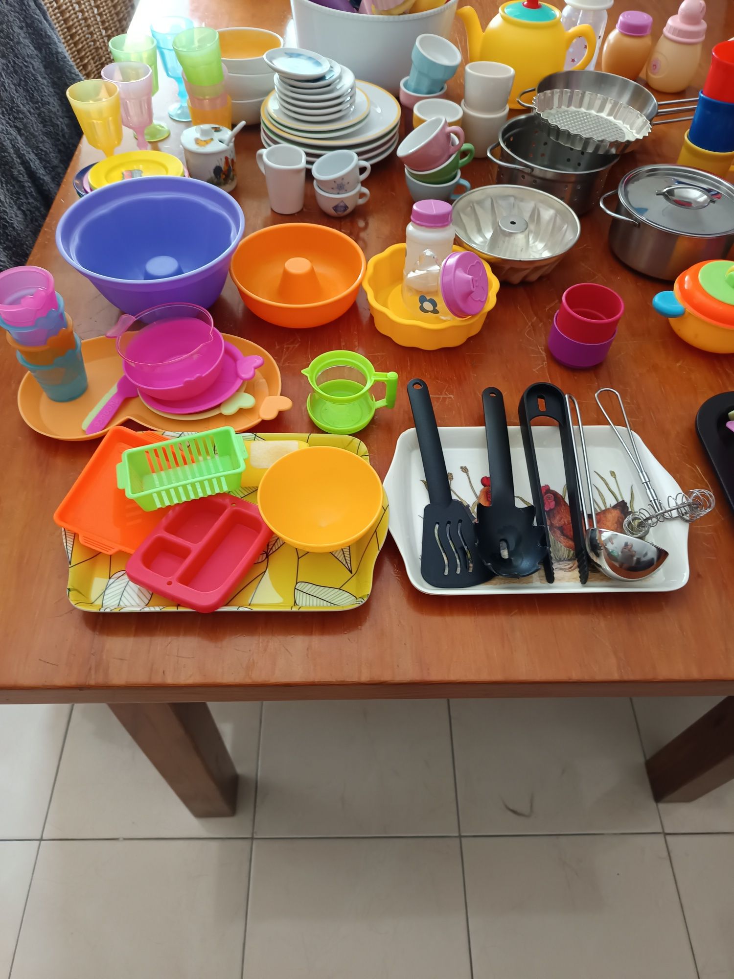 Cozinha de madeira com vários acessórios