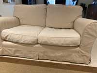 Sofa com almofadas de penas