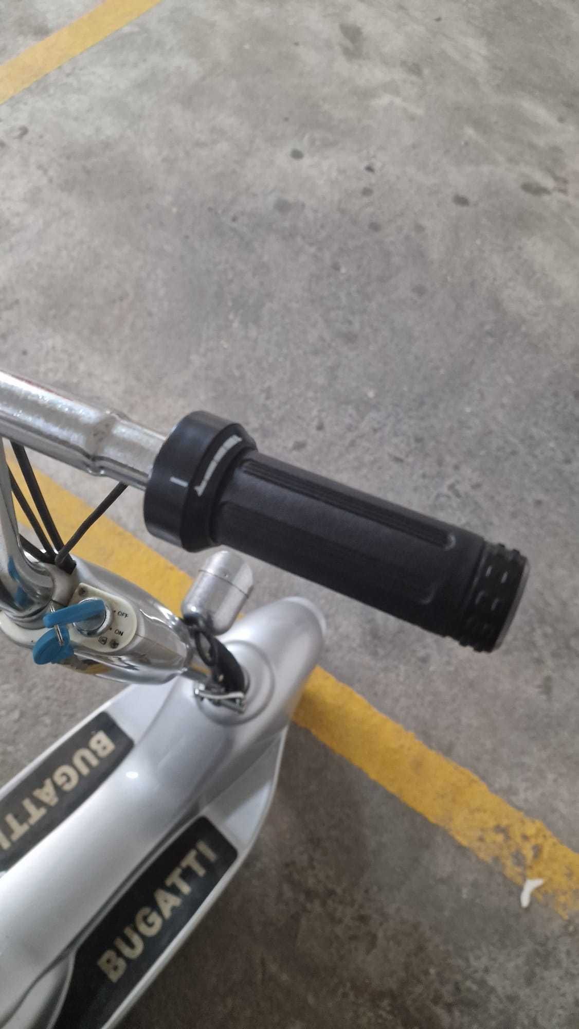 Mini scooter Elétrica Retro Cinzenta a Funcionar – precisa de baterias