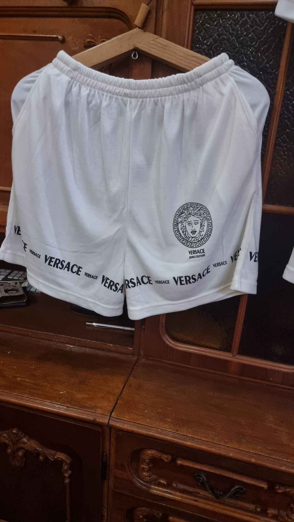 Продам оригинальный летний костюм VERSACE .Сделано в Вьетнаме.