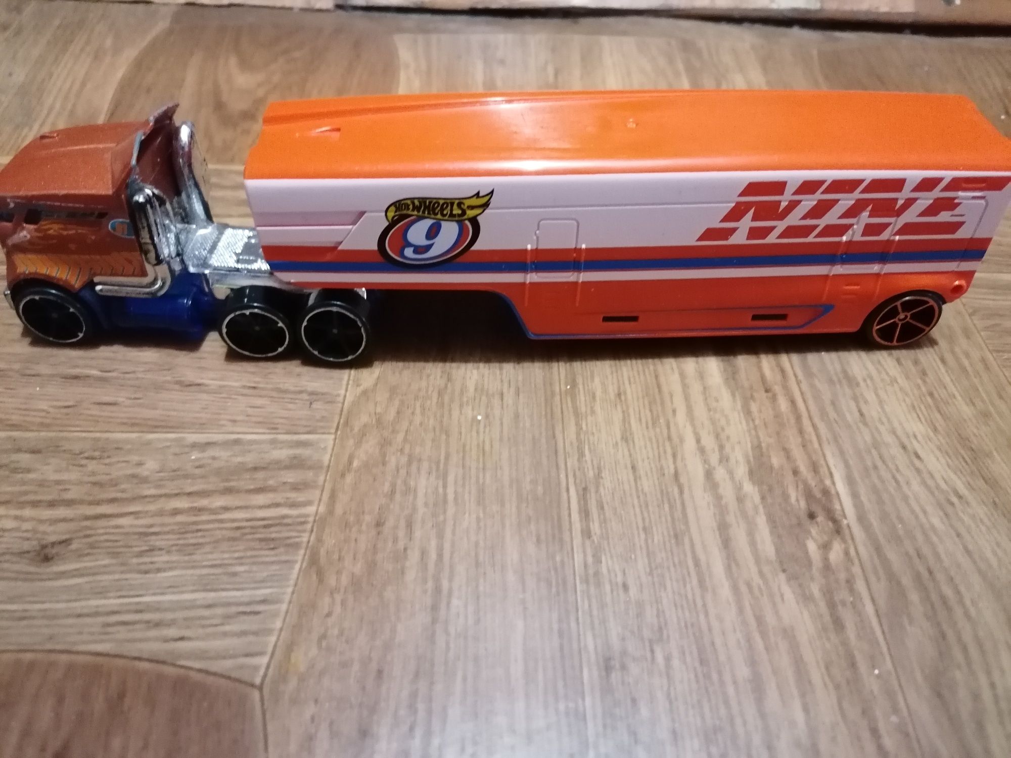 Машинка дальнобійника Hot Wheels