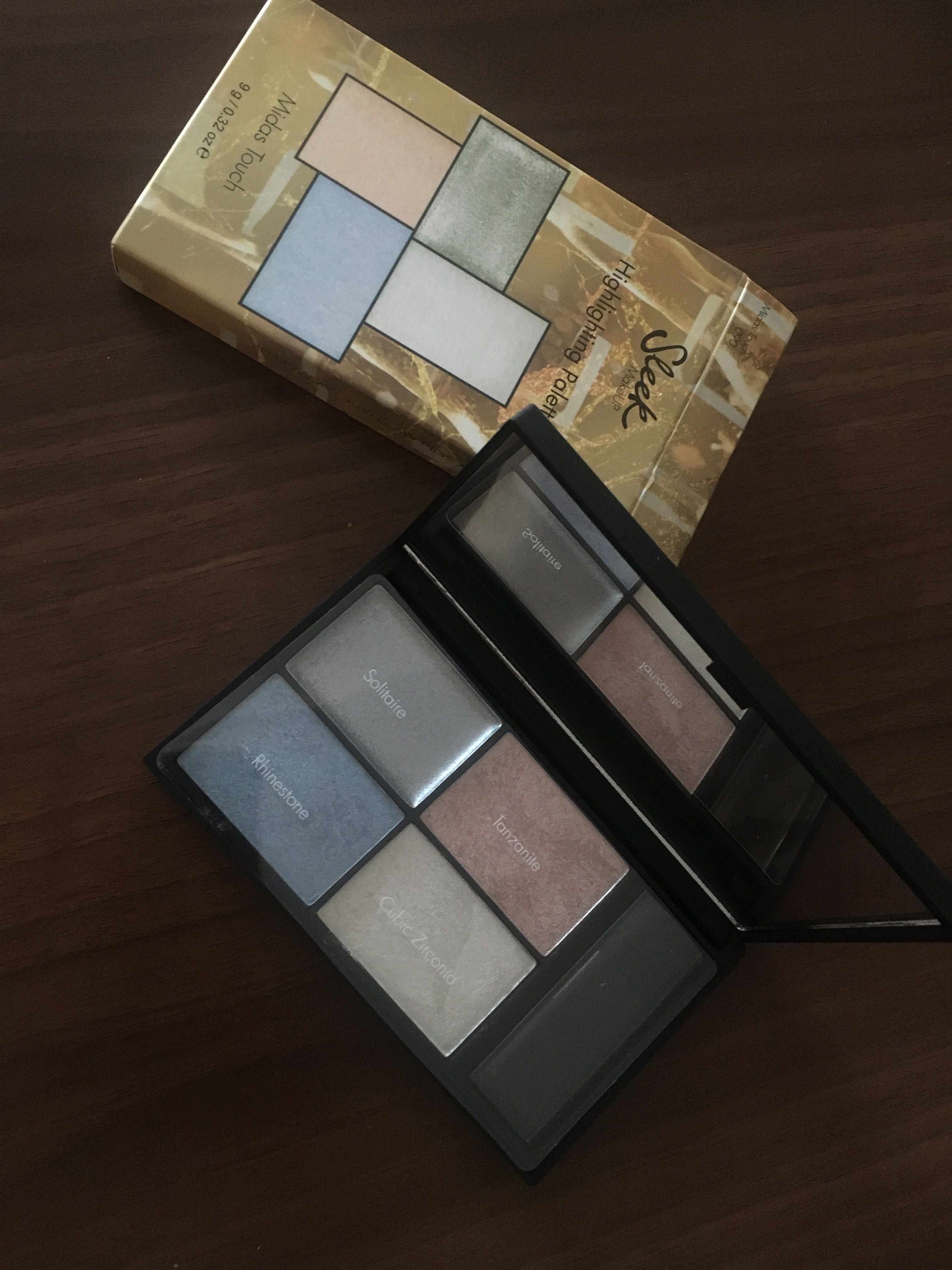 Sleek Make Up Paleta rozświetlaczy do twarzy i ciała