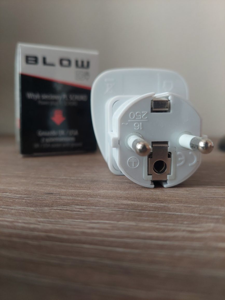 Adapter/przejściówka do gniazda sieciowego