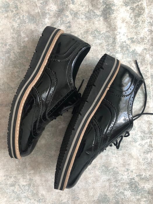 Buty damskie gruba podeszwa lakierowane wiązane mokasyny martensy r.40