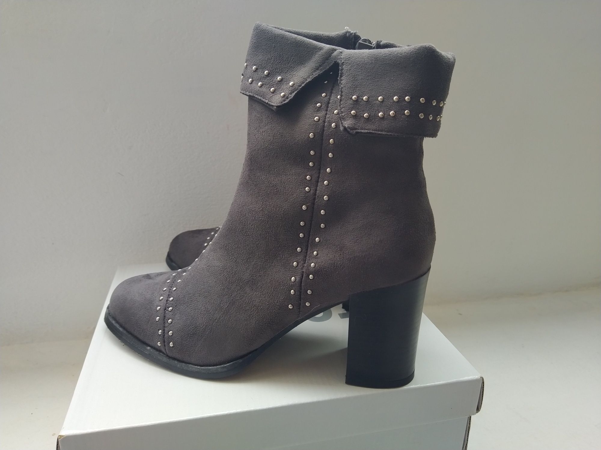 Botas cinzentas com tachas - Tamanho 39 - Novas!