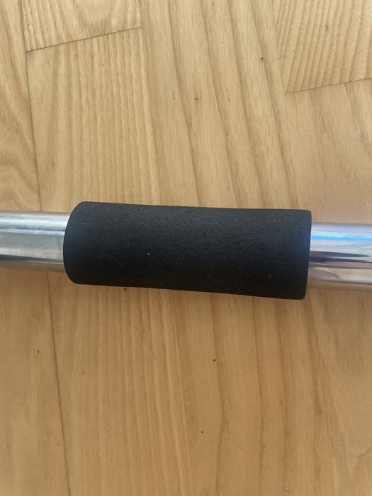 Drążek rozporowy montowany na futrynę drzwi